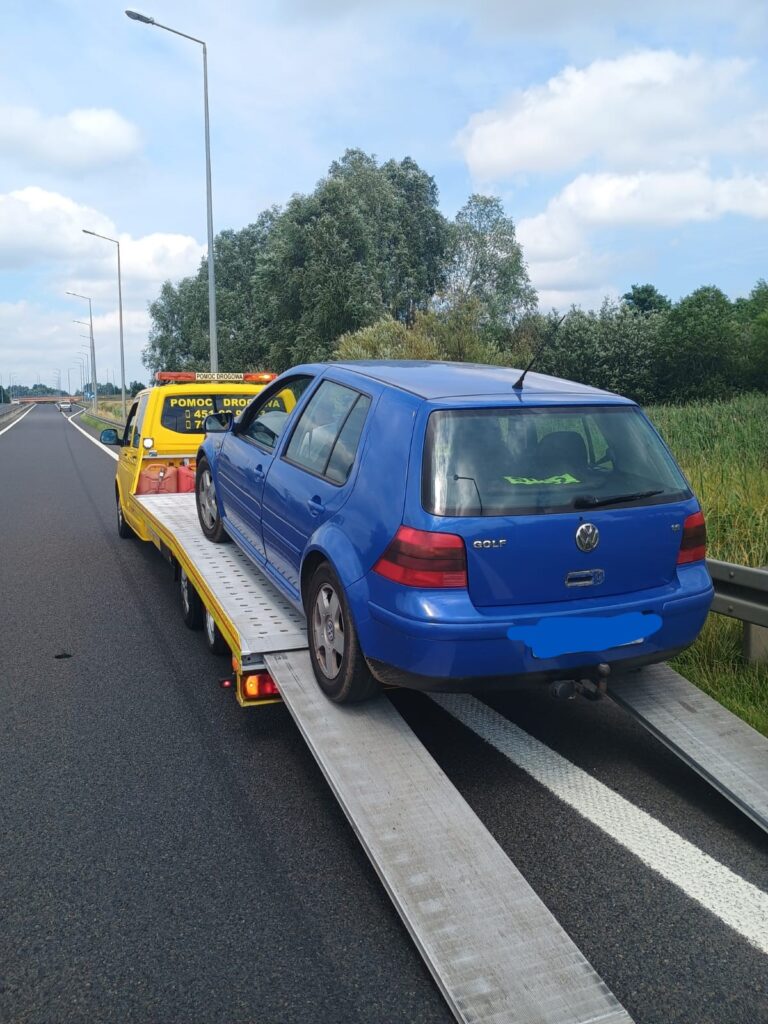 Laweta Gryfów Śląski w trakcie załadunku uszkodzonego samochodu, oferująca szybki i bezpieczny transport pojazdów.